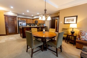 Condo, 2 Bedrooms | Dining