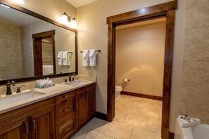 Apartamento, 2 habitaciones | Baño | Bañera y toallas