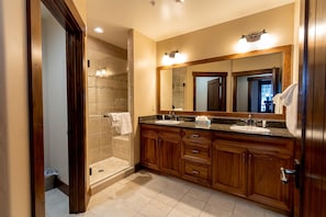 Bathroom - Crystal Peak Lodge by Summit County Mountain Retreats (Breckenridge)