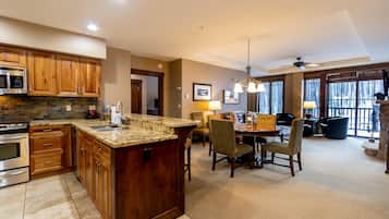 Condo, 2 habitaciones | Cocina privada | Microondas, horno, parrilla de estufa y lavavajillas