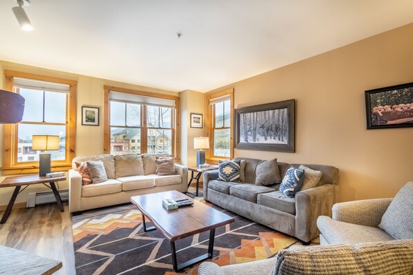 Apartment (3 Bedrooms) | Living room