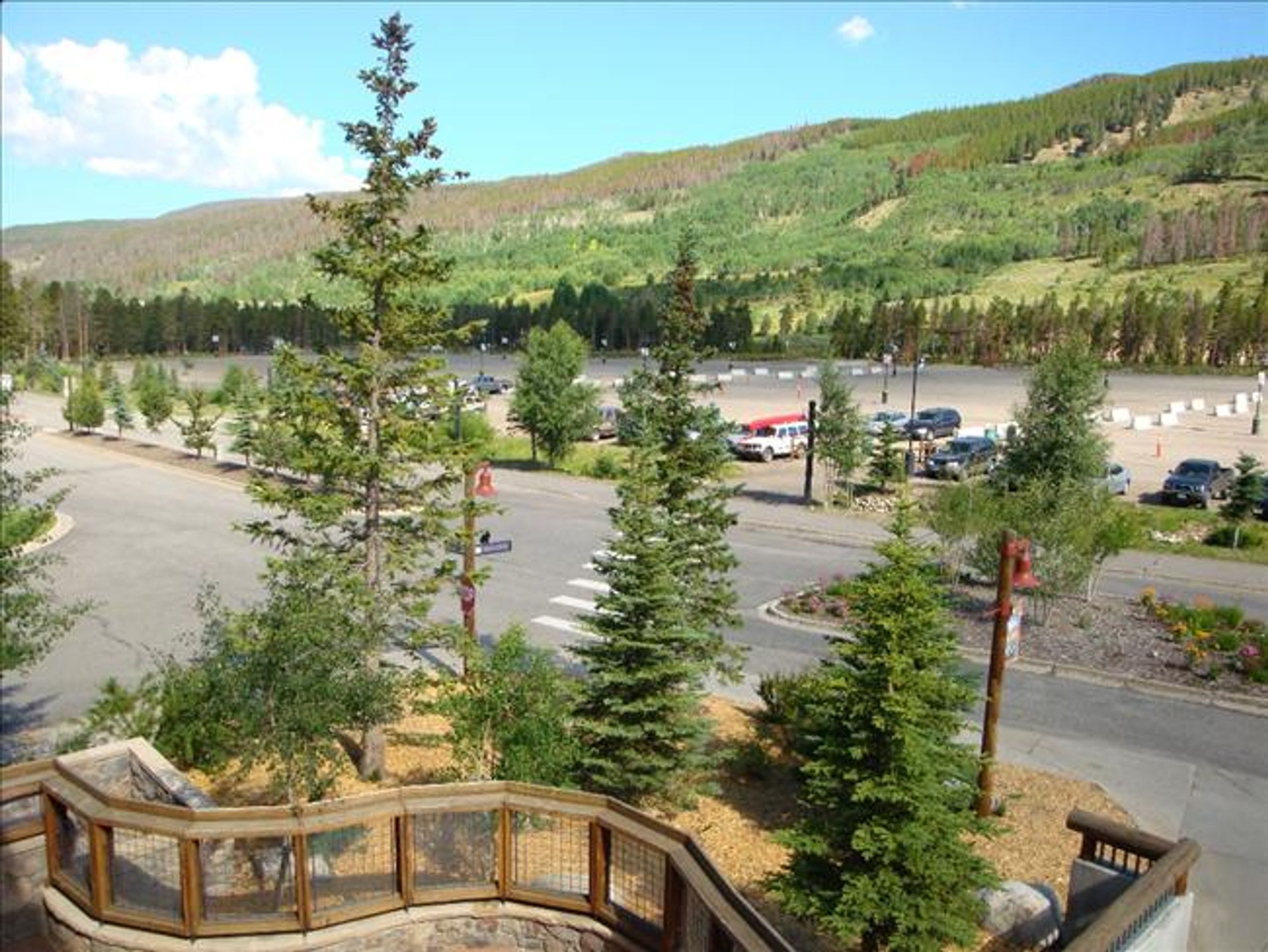 Un estacionamiento con vista a un paisaje montañoso.