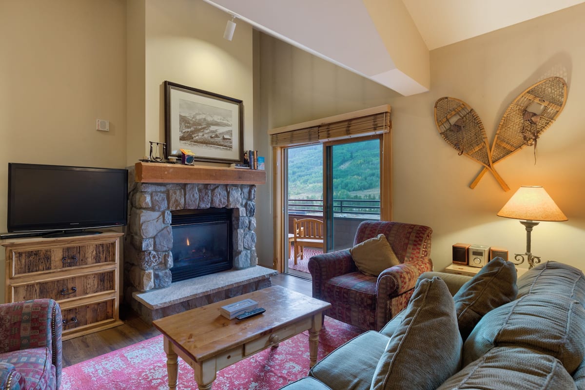 Deluxe Apartment, 2 Bedrooms, Mountain View | Living room