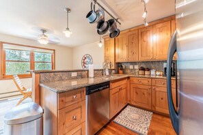 Maison mitoyenne, 3 chambres, vue montagne | Cuisine privée