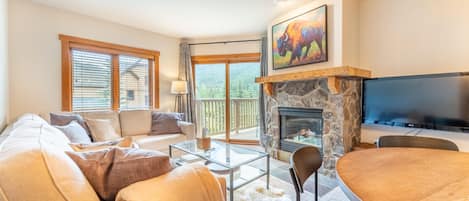 Condo, 2 Bedrooms (2245) | Living room