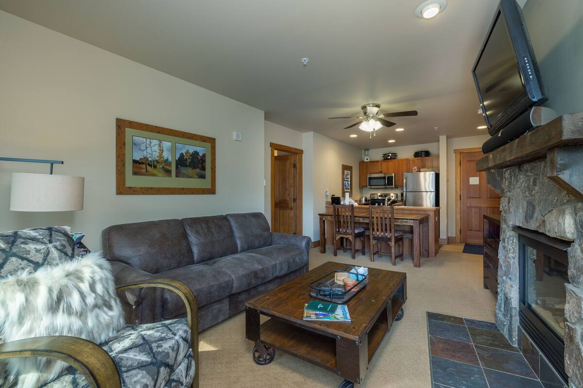 Condo, 2 Bedrooms (2274) | Living room