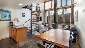 Condo, 2 phòng ngủ | Khu ăn uống
