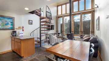 Condo, 2 Bedrooms | Dining