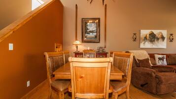 Condo, 3 Bedrooms | Dining