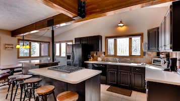 Villa (3 Bedrooms) | Private kitchen | Oven