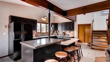 Villa (3 Bedrooms) | Private kitchen | Oven