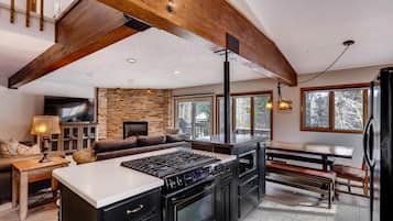 Villa (3 Bedrooms) | Private kitchen | Oven