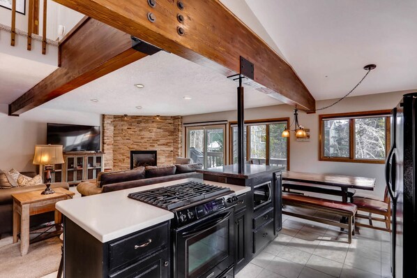 Villa (3 Bedrooms) | Private kitchen | Oven - Hawn Drive by Summit County Mountain Retreats (Frisco)