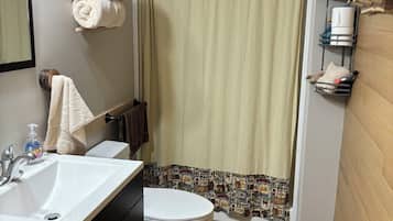 Douche, sèche-cheveux, serviettes fournies, savon