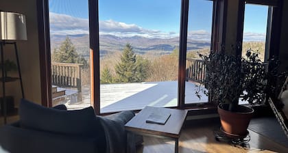 Mountain views, luxurious surroundings, nearby skiing, and a hot tub!