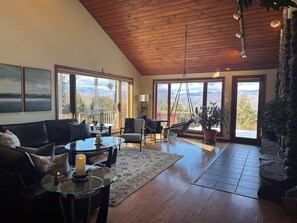 Smart TV, fireplace, books, stereo - Mountain views, luxurious surroundings, nearby skiing, and a hot tub! (Moretown)