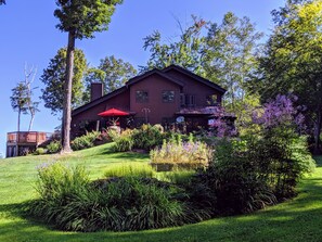 Exterior - Mountain views, luxurious surroundings, nearby skiing, and a hot tub! (Moretown)