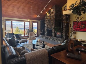 Interior - Mountain views, luxurious surroundings, nearby skiing, and a hot tub! (Moretown)