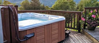 Mountain views, luxurious surroundings, nearby skiing, and a hot tub!