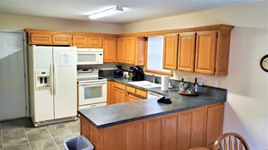 Fridge, microwave, oven, stovetop - ON THE ISLAND! HOT TUB! Huge 12x40 deck! (Holiday Island)