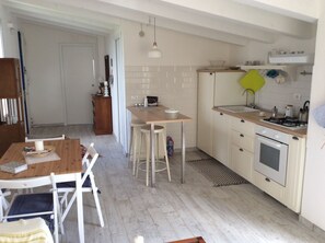 Fridge, oven, stovetop, coffee/tea maker
