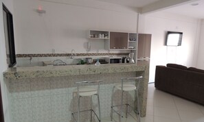 Kühlschrank, Mikrowelle, Herdplatte, Toaster