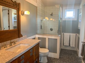 Badewanne, Haartrockner, Handtücher, Seife