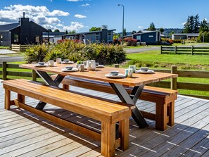 Outdoor dining - Bluebird on Snowmass - Ohakune Holiday Home (Ohakune)