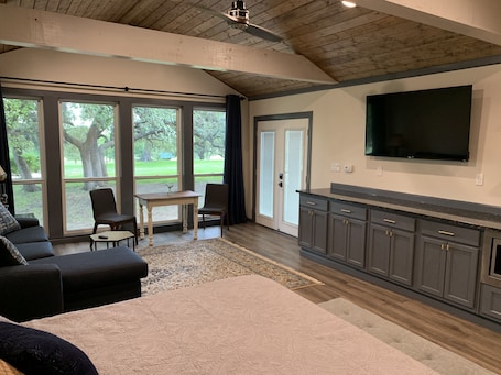 1 bedroom, WiFi, bed sheets. Salado Cottage Retreat near Downtown
