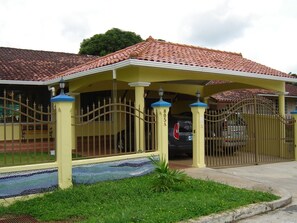 Exterior - Luxury Home with Pool in the Best Neighborhood (Panama Pacifico)