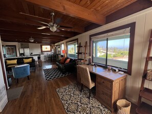 Smart-TV, Kamin, Arbeitsbereiche