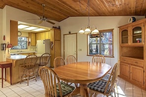 Dining - Treetop Getaway in the Ponderosa Pines (Idyllwild-Pine Cove)