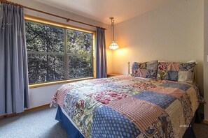 3 bedrooms, iron/ironing board, free WiFi, bed sheets - Treetop Getaway in the Ponderosa Pines (Idyllwild-Pine Cove)