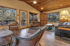 Smart TV, fireplace, DVD player, video library - Treetop Getaway in the Ponderosa Pines (Idyllwild-Pine Cove)