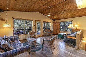 Smart TV, fireplace, DVD player, video library - Treetop Getaway in the Ponderosa Pines (Idyllwild-Pine Cove)