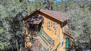 A wooden cabin with a staircase, surrounded by trees. - Treetop Getaway in the Ponderosa Pines (Idyllwild-Pine Cove)