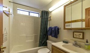 Ensemble douche/baignoire, sèche-cheveux, serviettes fournies, savon