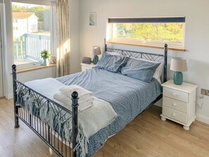 3 bedrooms, free WiFi, bed sheets - Relax in the hot tub whilst enjoying open views over the golf course and lakes. (Fritton, near Great Yarmouth)