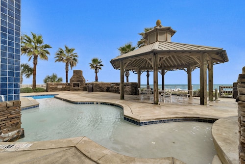 Cute/updated efficiency condo/Gulf front building/NO BALCONY OR VIEW/FREE CHAIRS