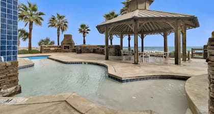 Cute/updated efficiency condo/Gulf front building/NO BALCONY OR VIEW/FREE CHAIRS