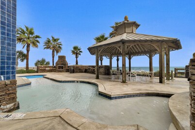 Cute/updated efficiency condo/Gulf front building/NO BALCONY OR VIEW/FREE CHAIRS