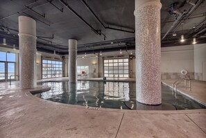 Una piscina cubierta, una piscina al aire libre