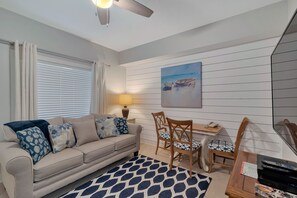 Een smart-tv, een open haard en een dvd-speler