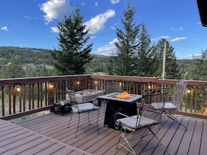 Outdoor dining - Solar pwd Peaceful Mtn Retreat~fire pit~Ev charger~cornhole~foosball~starlink~AC (Nederland)