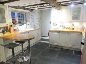 Oven, dishwasher, cookware/dishes/utensils
