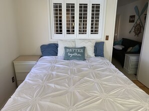3 bedrooms, desk, iron/ironing board, free WiFi - Full kitchen remodel & much more @ IT'S FIVE O' CLOCK SOMEWHERE!  (Bullhead City)