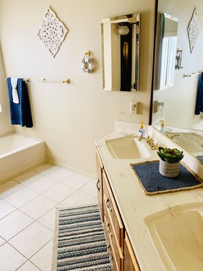 Combined shower/bathtub, hair dryer, towels, soap - Full kitchen remodel & much more @ IT'S FIVE O' CLOCK SOMEWHERE!  (Bullhead City)