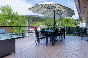 Outdoor dining - Unique modern newly renovated downtown penthouse apartment (kimberley)