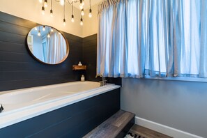 Bathtub, eco-friendly toiletries, hair dryer, towels - Unique modern newly renovated downtown penthouse apartment (kimberley)