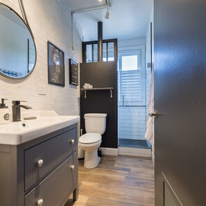 Tina, amenidades de baño ecológicas, secadora de cabello, toallas 